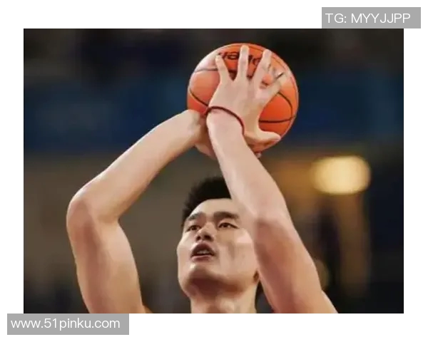 姚明在赛场上昂首挺胸的瞬间展现了他的自信与风采 姚明在赛场上昂首挺胸的瞬间展现了他的自信与风采